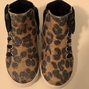 Toddler girl leopard sparkly boots with bow. Size 8 in great condition